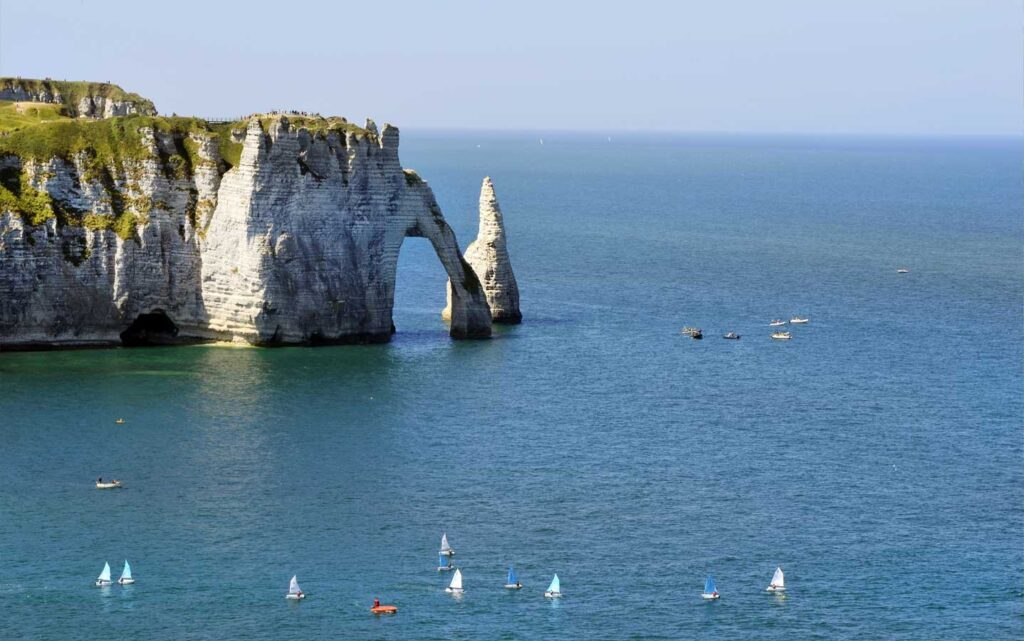 Sports nautiques au pied des falaises d'Étretat