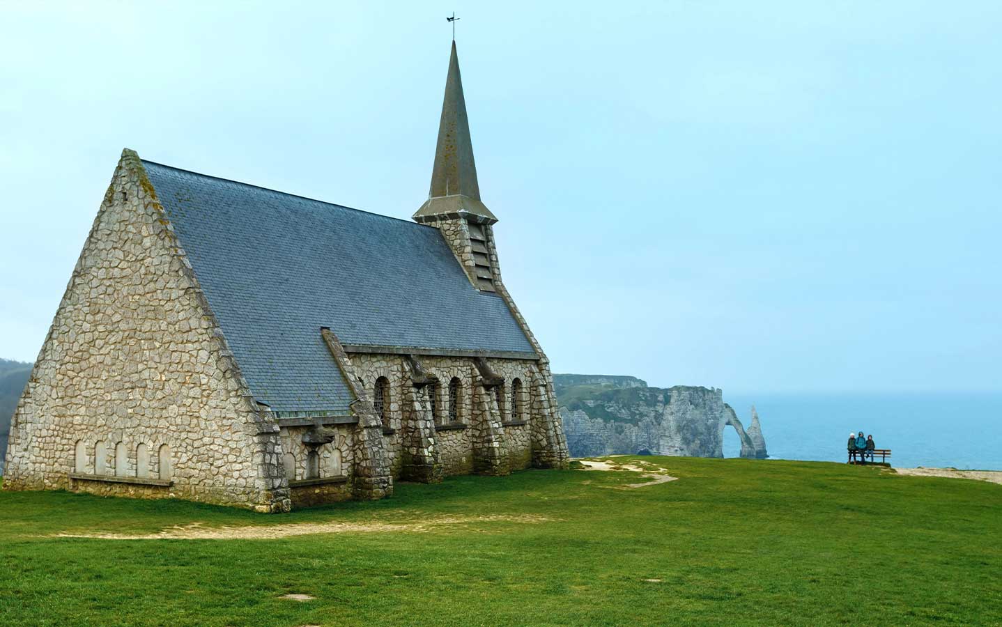 L'aiguille Creuse et les falaises, vues depuis la chapelle Notre-Dame d'Etretat