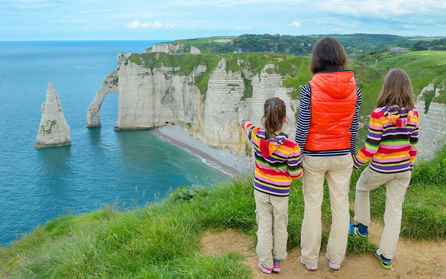 En famille sur les sentiers de randonnées d'Étretat, avec vue sur les falaises