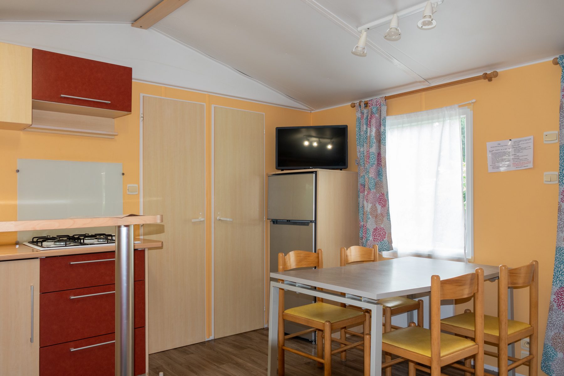 Coin repas d'un mobil-home Standard + 2 chambres